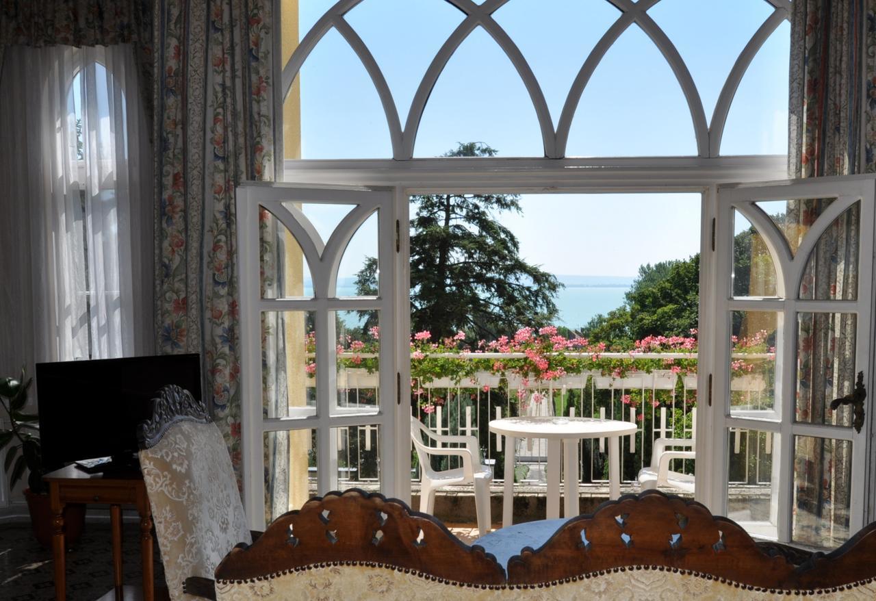 Chaletu Sir David Balaton Castle *